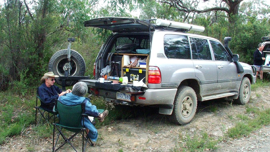 17-Reg & Vincent enjoy lunch on Pipeline Trk.jpg